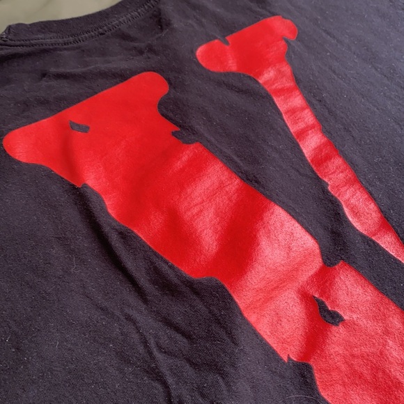 Vlone Staple Tee Black/Red 🥷🏿👹 - Picture 7 of 9